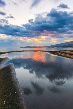 Günbatımında güneş ve renkli bulutlar gizleme ile boş deniz kıyısı