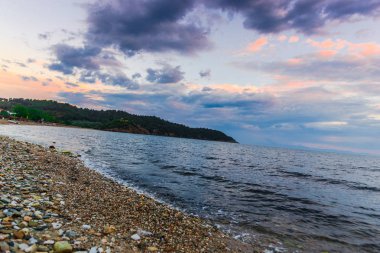 sahne deniz suyu ve bulutlu gökyüzü 