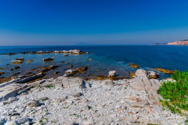 sahne deniz su ve mavi gökyüzü 