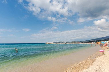 Zakynthos, Yunanistan - 31 Ağustos 2016: Açık deniz suyunun tadını çıkaran turistler.