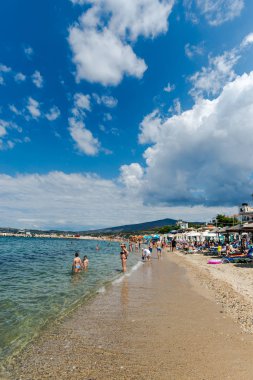 Zakynthos, Yunanistan - 31 Ağustos 2016: Açık deniz suyunun tadını çıkaran turistler.