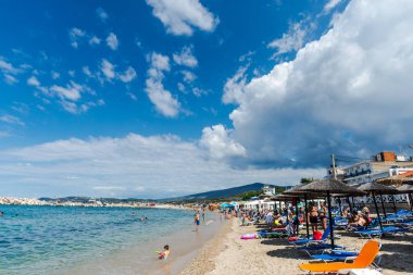 Zakynthos, Yunanistan - 31 Ağustos 2016: Açık deniz suyunun tadını çıkaran turistler.