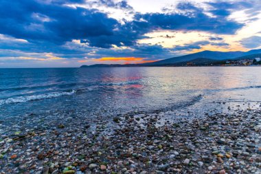 Günbatımında güneş ve renkli bulutlar gizleme ile boş deniz kıyısı