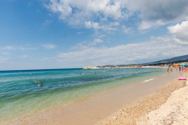 Zakynthos, Yunanistan - 31 Ağustos 2016: Açık deniz suyunun tadını çıkaran turistler.