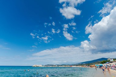 Zakynthos, Yunanistan - 31 Ağustos 2016: Açık deniz suyunun tadını çıkaran turistler.