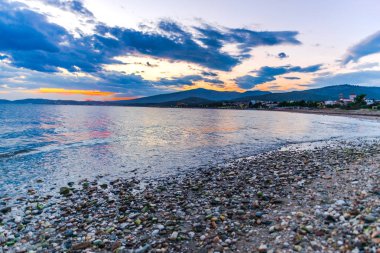 Günbatımında güneş ve renkli bulutlar gizleme ile boş deniz kıyısı