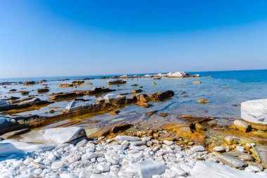 Günbatımında güneş ve renkli bulutlar gizleme ile boş deniz kıyısı