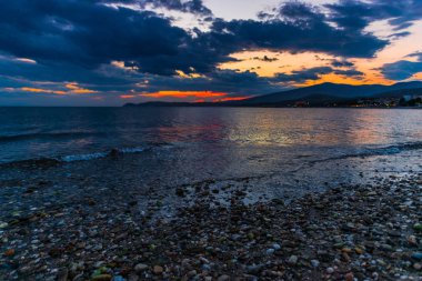 Günbatımında güneş ve renkli bulutlar gizleme ile boş deniz kıyısı