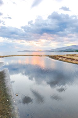 Günbatımında güneş ve renkli bulutlar gizleme ile boş deniz kıyısı
