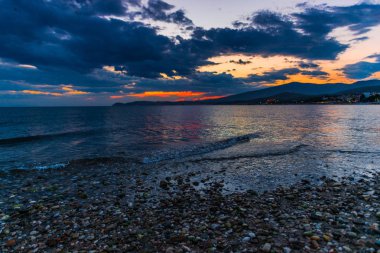 Günbatımında güneş ve renkli bulutlar gizleme ile boş deniz kıyısı