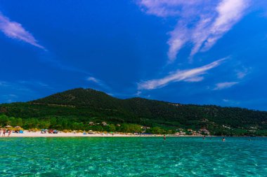 Zakynthos, Yunanistan - 31 Ağustos 2016: Açık deniz suyunun tadını çıkaran turistler.