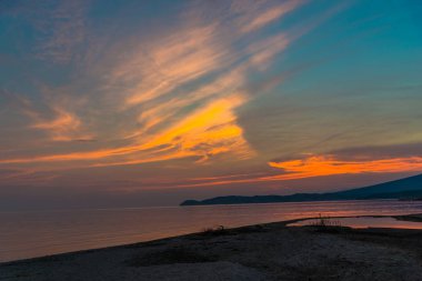 akşam günbatımı gökyüzü göl su ve ada manzara arka plan üzerinde yukarıda 