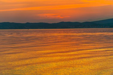 sahne turuncu kırmızı günbatımı gökyüzü göl Dağları üzerinde ufuk arka plan ile 