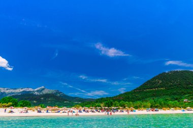 Zakynthos, Yunanistan - 31 Ağustos 2016: Açık deniz suyunun tadını çıkaran turistler.