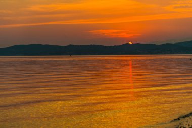 göl günbatımı gökyüzü ve dağ ufukta 