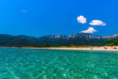 Zakynthos, Yunanistan - 31 Ağustos 2016: Açık deniz suyunun tadını çıkaran turistler.