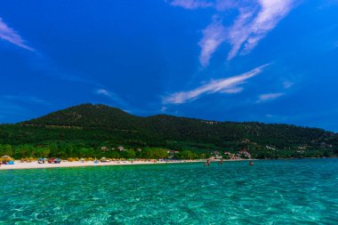 Zakynthos, Yunanistan - 31 Ağustos 2016: Açık deniz suyunun tadını çıkaran turistler.