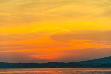 göl günbatımı gökyüzü ve dağ ufukta 