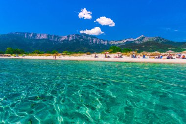 Zakynthos, Yunanistan - 31 Ağustos 2016: Açık deniz suyunun tadını çıkaran turistler.