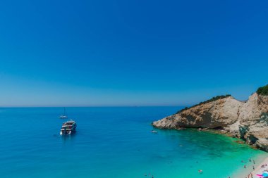Zakynthos, Yunanistan - 31 Ağustos 2016: Açık deniz suyunun tadını çıkaran turistler.