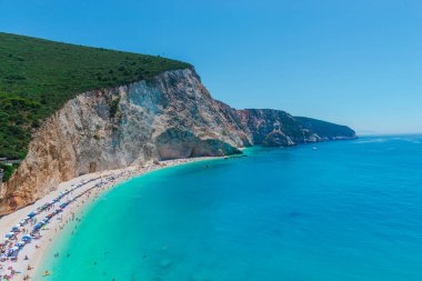 Zakynthos, Yunanistan - 31 Ağustos 2016: Açık deniz suyunun tadını çıkaran turistler.