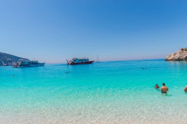 Zakynthos, Yunanistan - 31 Ağustos 2016: Açık deniz suyunun tadını çıkaran turistler.