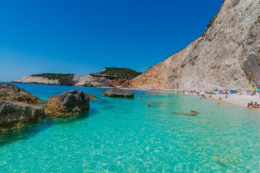 Zakynthos, Yunanistan - 31 Ağustos 2016: Açık deniz suyunun tadını çıkaran turistler.