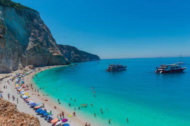 Zakynthos, Yunanistan - 31 Ağustos 2016: Açık deniz suyunun tadını çıkaran turistler.