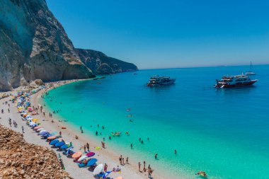 Zakynthos, Yunanistan - 31 Ağustos 2016: Açık deniz suyunun tadını çıkaran turistler.