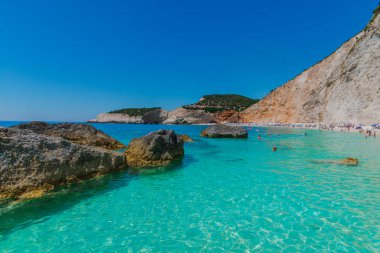 Zakynthos, Yunanistan - 31 Ağustos 2016: Açık deniz suyunun tadını çıkaran turistler.