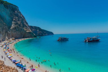 Zakynthos, Yunanistan - 31 Ağustos 2016: Açık deniz suyunun tadını çıkaran turistler.