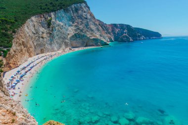 Zakynthos, Yunanistan - 31 Ağustos 2016: Açık deniz suyunun tadını çıkaran turistler.