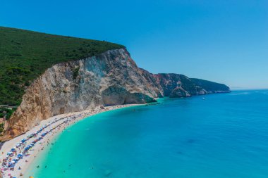 Zakynthos, Yunanistan - 31 Ağustos 2016: Açık deniz suyunun tadını çıkaran turistler.
