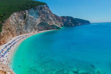 Zakynthos, Yunanistan - 31 Ağustos 2016: Açık deniz suyunun tadını çıkaran turistler.
