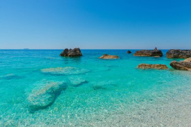 Zakynthos, Yunanistan - 31 Ağustos 2016: Açık deniz suyunun tadını çıkaran turistler.