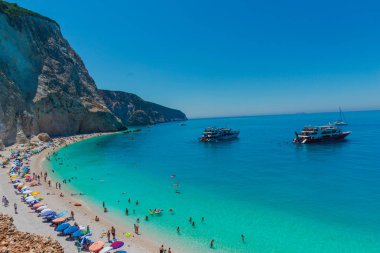Zakynthos, Yunanistan - 31 Ağustos 2016: Açık deniz suyunun tadını çıkaran turistler.