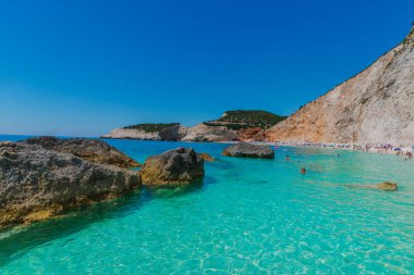 Zakynthos, Yunanistan - 31 Ağustos 2016: Açık deniz suyunun tadını çıkaran turistler.