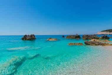 Zakynthos, Yunanistan - 31 Ağustos 2016: Açık deniz suyunun tadını çıkaran turistler.