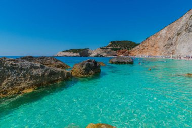Zakynthos, Yunanistan - 31 Ağustos 2016: Açık deniz suyunun tadını çıkaran turistler.