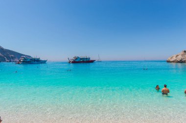 Zakynthos, Yunanistan - 31 Ağustos 2016: Açık deniz suyunun tadını çıkaran turistler.