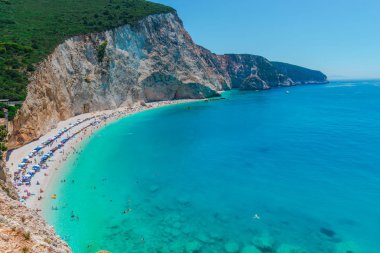Zakynthos, Yunanistan - 31 Ağustos 2016: Açık deniz suyunun tadını çıkaran turistler.