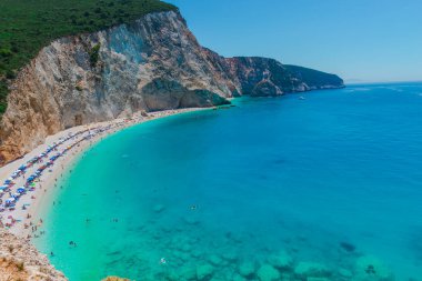 Zakynthos, Yunanistan - 31 Ağustos 2016: Açık deniz suyunun tadını çıkaran turistler.