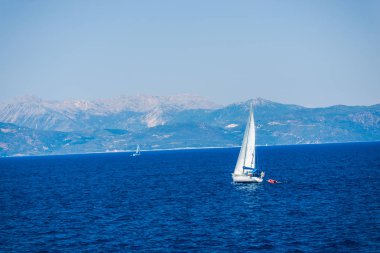Kefalonia, Yunanistan - 11 Temmuz 2017: Fiskardo Körfezi'nde denizde tekneler.