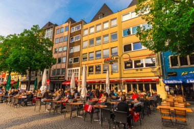 Amsterdam, Hollanda - 21 Nisan 2017: Sabahın erken saatlerinde kafede vakit geçiriyor.