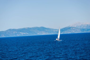 Kefalonia, Yunanistan - 11 Temmuz 2017: Fiskardo Körfezi'nde denizde tekne.