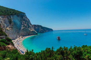 Zakynthos, Yunanistan - 31 Ağustos 2016: Açık deniz suyunun tadını çıkaran turistler.