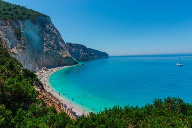 Zakynthos, Yunanistan - 31 Ağustos 2016: Açık deniz suyunun tadını çıkaran turistler.
