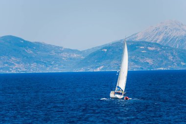 Kefalonia, Yunanistan - 11 Temmuz 2017: Fiskardo Körfezi'nde denizde tekne.