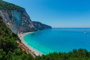Zakynthos, Yunanistan - 31 Ağustos 2016: Açık deniz suyunun tadını çıkaran turistler.