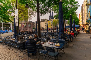 Amsterdam, Hollanda - 21 Nisan 2017: Sabahın erken saatlerinde kafede vakit geçiriyor.